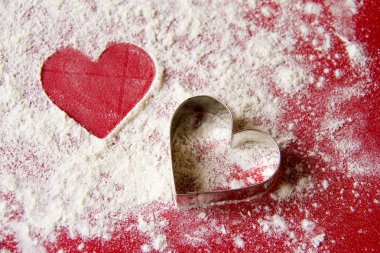 Sevgililer: Kırmızı ve beyaz arka plan iki kalp