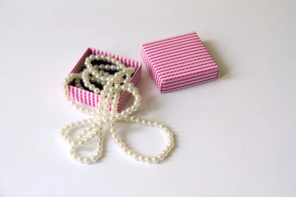 açılan giftbox içinde inci kolye