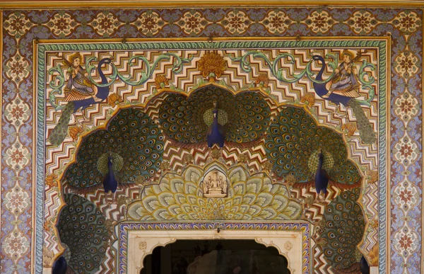 Podróży Indie: Paw brama w Pałacu Królewskiego Jaipur z fron — Zdjęcie stockowe
