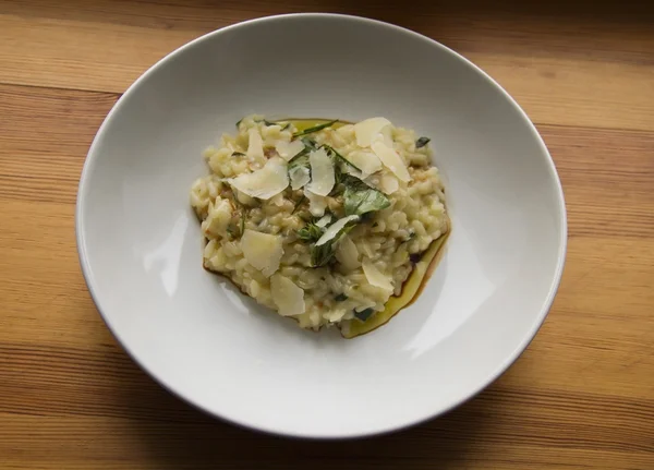 bir tabakta İtalyan risotto