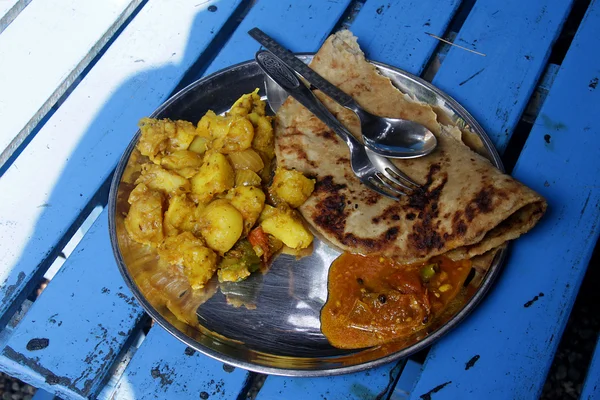 Indian food: potatoe curry with chapati and chutney — Stock Photo, Image
