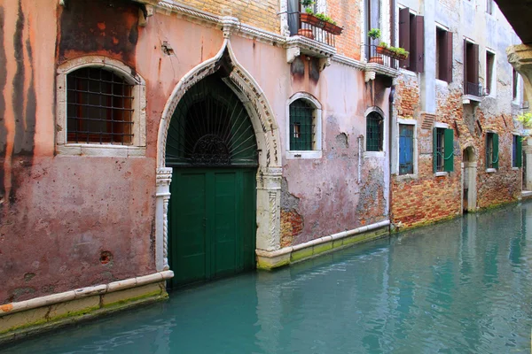 Viajar Italia: detalle de la calle típica de Venecia — Foto de Stock