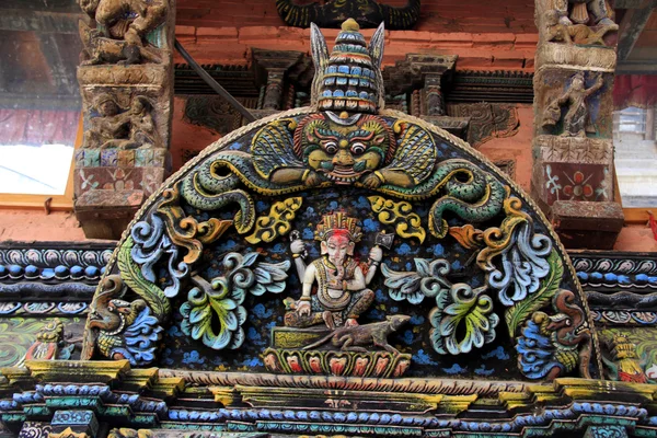 Portale in legno policromo nel tempio indù, a Kathmandu, Nepal Fotografia Stock