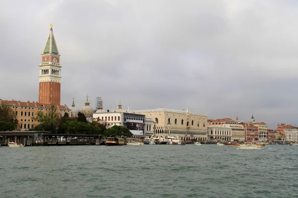 Venecia: Vista de la plaza de San Marcos desde la laguna — Foto de Stock