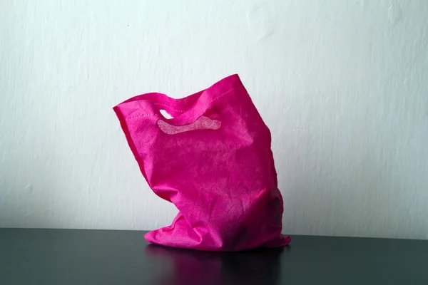 Masadaki küçük pembe plastik torba