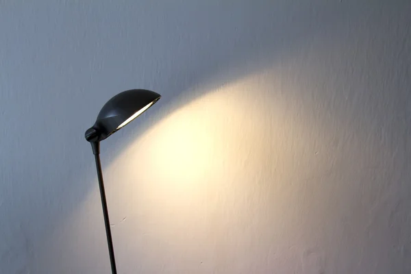Lámpara de mesa moderna sobre fondo de pared blanco Imágenes de stock libres de derechos