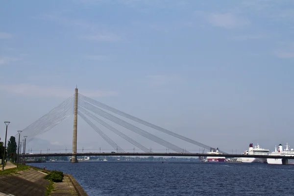 Καλώδιο-μένοντη γέφυρα στη Ρίγα, Λετονία — Φωτογραφία Αρχείου