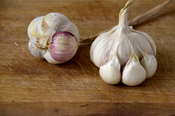 Ingredientes alimentares: alho na tábua de madeira — Fotografia de Stock