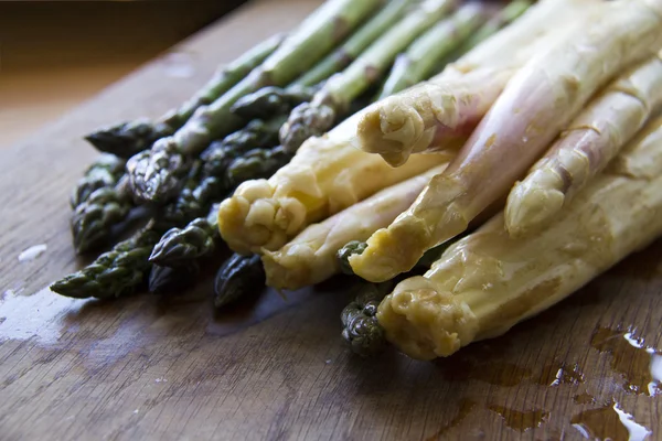 Grüner und weißer Spargel Stockbild