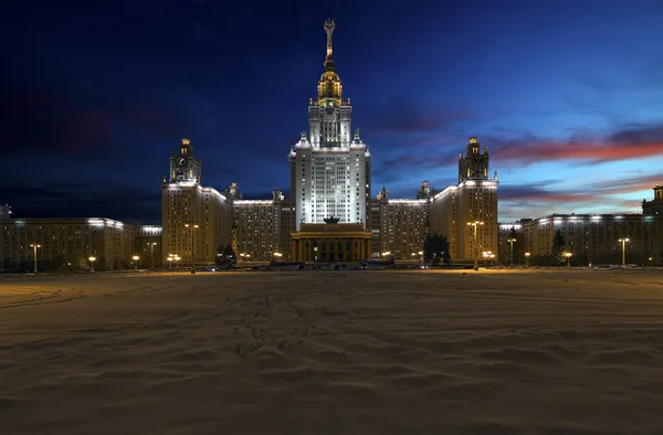 Die Universität von Moskau im Winter, späte Nachtsicht — Stockfoto
