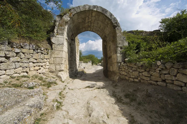 Печерне місто Чуфут Кале в Бахчисараї. Україна, АР Крим. Стокове Фото