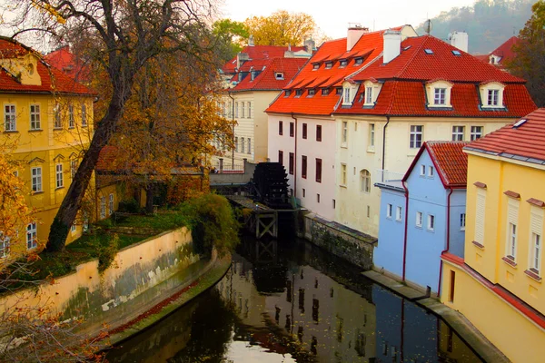 Vodní mlýn na řece v Praze, Česká republika. Stock Snímky