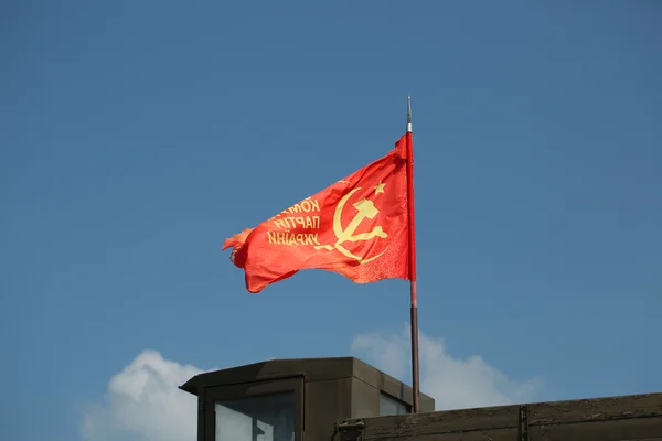Bandeira comunista no carro dos anos de guerra. Contra o céu azul — Fotografia de Stock