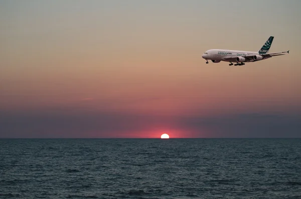Airbus a380 uçan gökyüzünde — Stok fotoğraf
