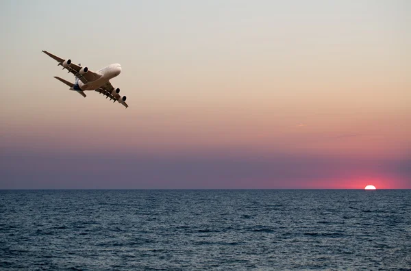 Airbus A380 flying in the sky — Stock Photo, Image