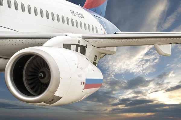 Flug des russischen Flugzeugs Suchoi Superjet 100 lizenzfreie Stockfotos