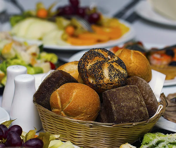 Il cibo sulla tavola in un ristorante Immagine Stock