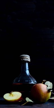 Elma sirkesi ve elma kompozisyonu olan bir sürahi..