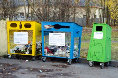 St. Petersburg, Rusya-24 Ekim 2021: Ayrı çöp toplama - plastik şişeler, cam, atık kağıt