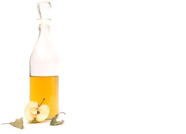 Yarım şişe elma sirkesi ve yarım elma..