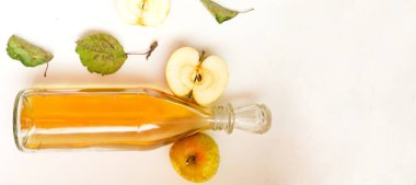 Elma sirkesi ve elma kompozisyonu..