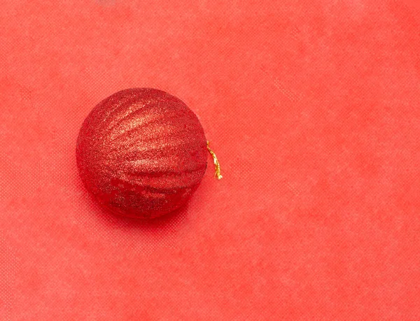 Bola roja de Navidad sobre un fondo rojo.Decoración de Navidad para vacaciones — Foto de Stock