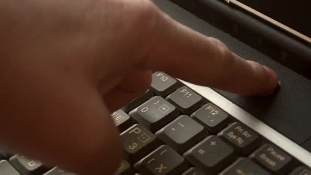 Бізнесмен натискає кнопку живлення ноутбука — стокове відео