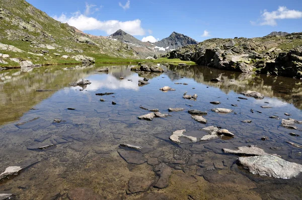 Mountain lake — Stock Photo, Image