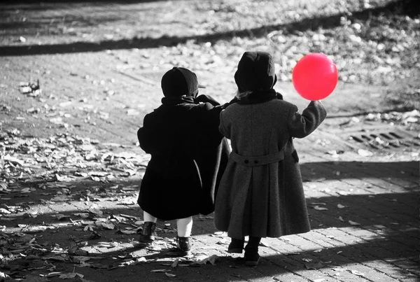 Meninas com balão — Fotografia de Stock