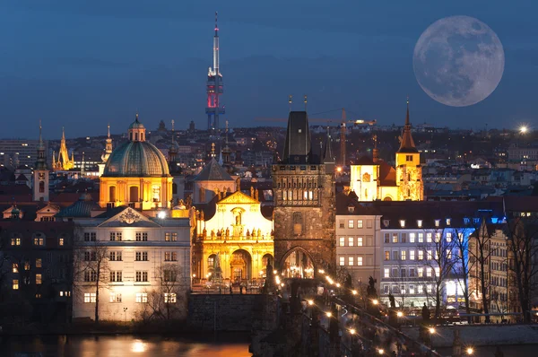 gece panorama Prag, Çek Cumhuriyeti.