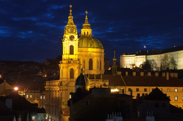 St. Nicholas-katedralen i Mala Strana, Praha – stockfoto