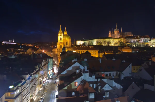 St. Nicholas katedral og Praha hradcany slott i Mala strana , – stockfoto