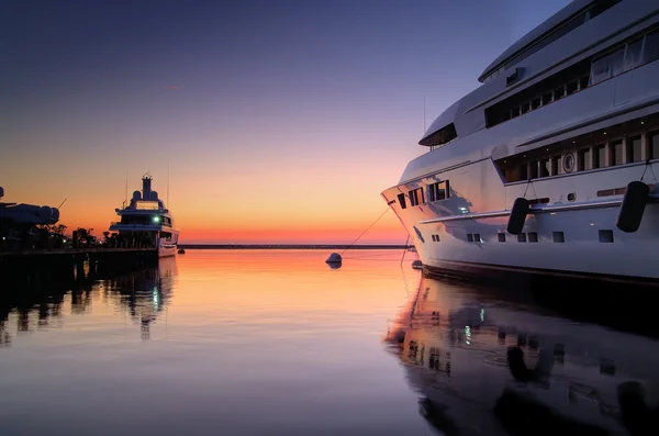 gün batımında Superyacht