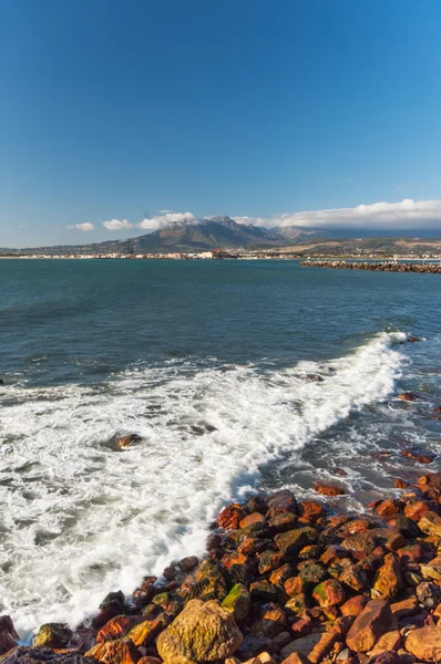 Die Berge und der Hafen in der Bucht von Gordons in der Nähe von Kapstadt — Stockfoto