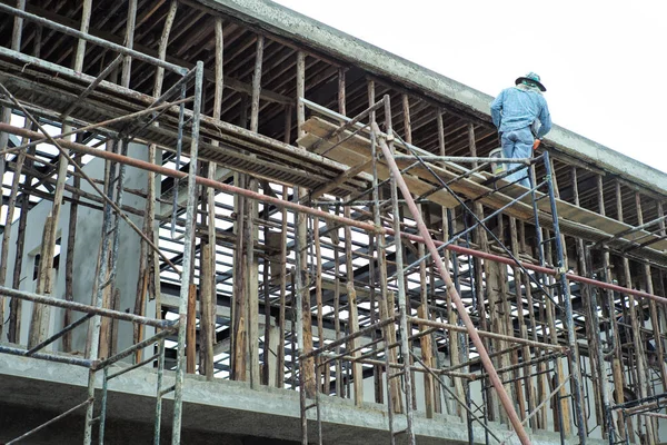 Vista Posteriore Dei Lavoratori Stare Sul Ponteggio Alto Intonaco Muro — Foto Stock