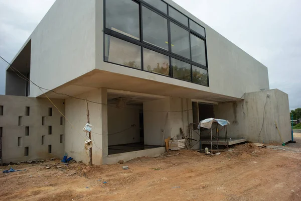 敷地内に建設中のモダンな様式の家の遠近構造 — ストック写真