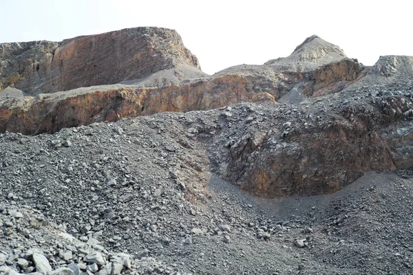 バックグラウンドでぼやけた山と屋外鉱山で砕石の閉山杭 — ストック写真