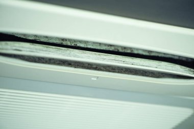 İçi mantar dolu kirli klimaya odaklan.