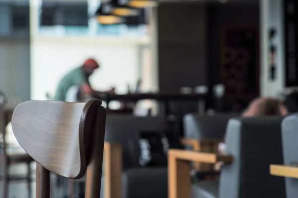 Closeup Trästolen Caféet Med Suddiga Människor Som Arbetar Bakgrunden — Stockfoto