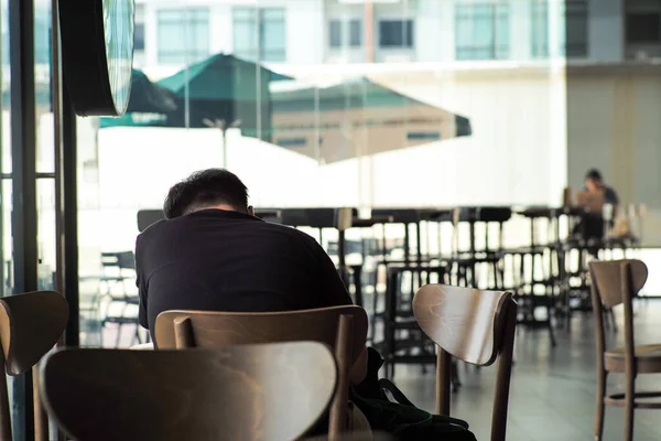 Bakifrån Omtänksam Man Sitter Ensam Barnstolen Och Arbetar Caféet Med — Stockfoto