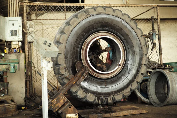 차고에서 기계를 관리하는 타이어를 클로즈업 — 스톡 사진