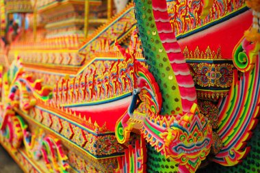 Tayland 'ın güneyindeki din etkinliğinde geçit töreni için teknede dekore edilmiş yakın plan renkli sanat eserleri.