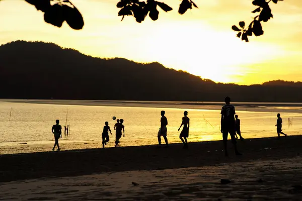 Силуэт Группа Людей Играющих Футбол Пляже Закате Солнца Морской Накидкой — стоковое фото
