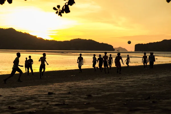 Силуэт Группа Людей Играющих Футбол Пляже Закате Солнца Морской Накидкой — стоковое фото