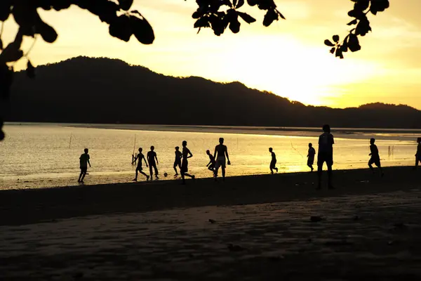 Silueta Skupina Lidí Kteří Hrají Fotbal Pláži Při Západu Slunce — Stock fotografie