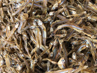 Kurutulmuş balık yığını. Yemek için çiğ balık.