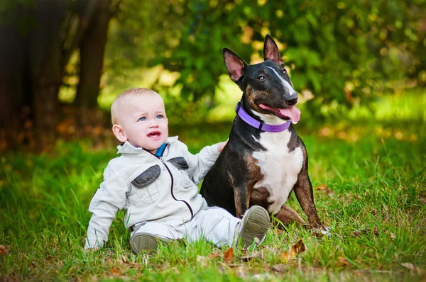 Petit garçon avec un chien — Photo