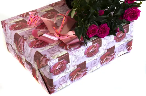 Schachtel mit einem Geschenk und einem Strauß Rosen — Stockfoto