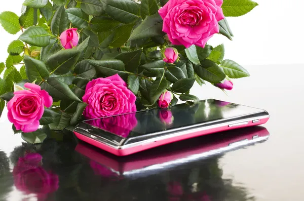 Bouquet of roses and a smartphone — Stock Photo, Image