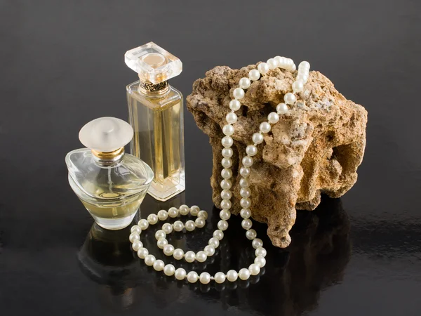 Perfume and pearl necklace — Stock Photo, Image